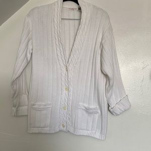 Sweater white, perfect for wear in top of dress or Jean .